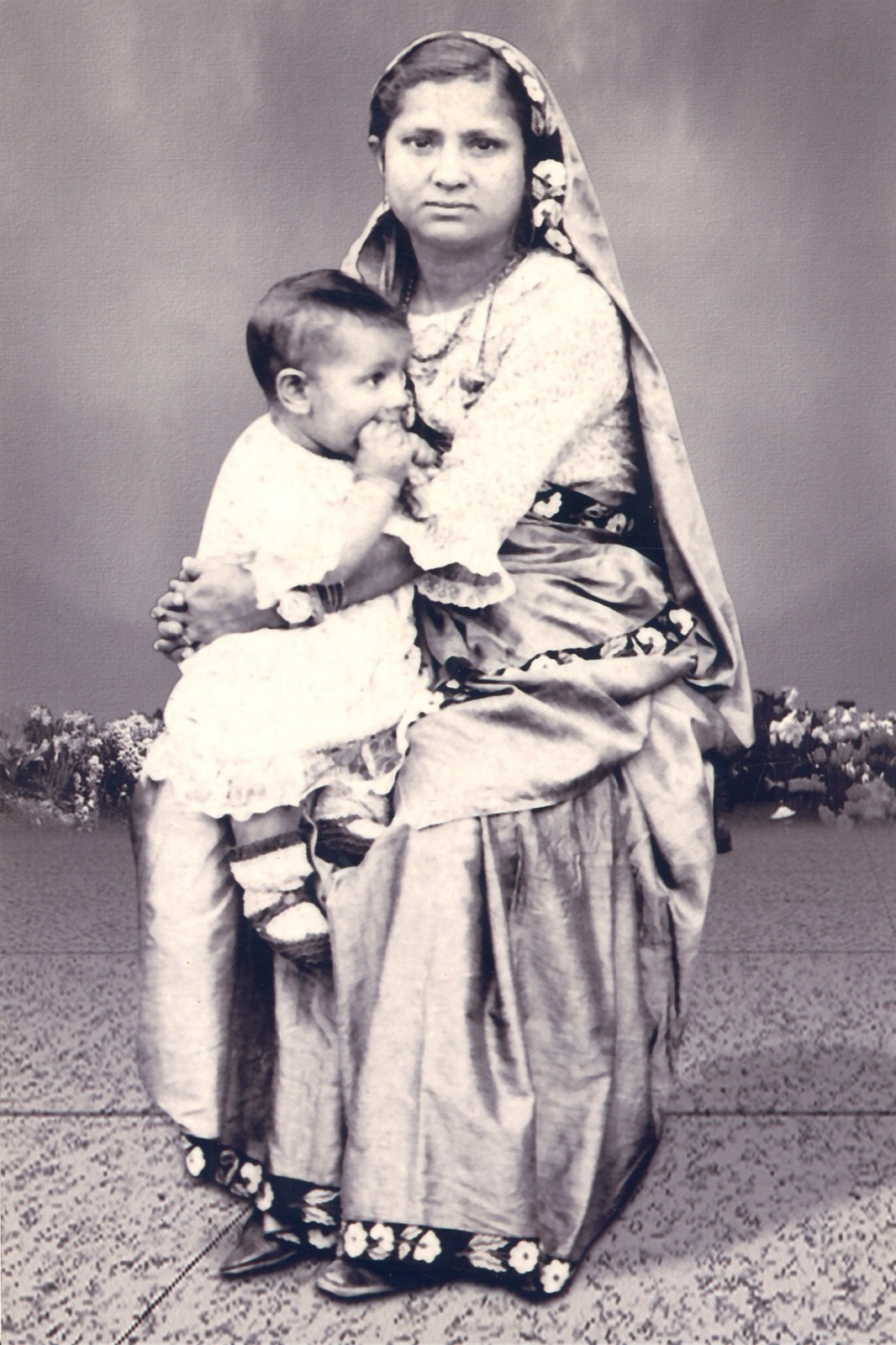 दादी एवं शिशु राजेन्द्र, 1922